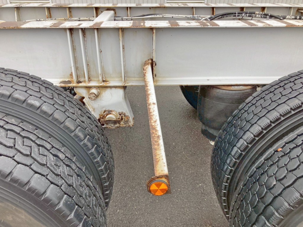 運転席側タイヤ間の反射板ステー取付部に曲がりがあります。|フルハーフ KFKGF240Nの写真6