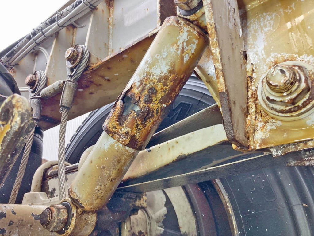 1軸目助手席側のショックアブソーバーカバーに腐食・穴あきがあります。|フルハーフ KFKGF240Nの写真15