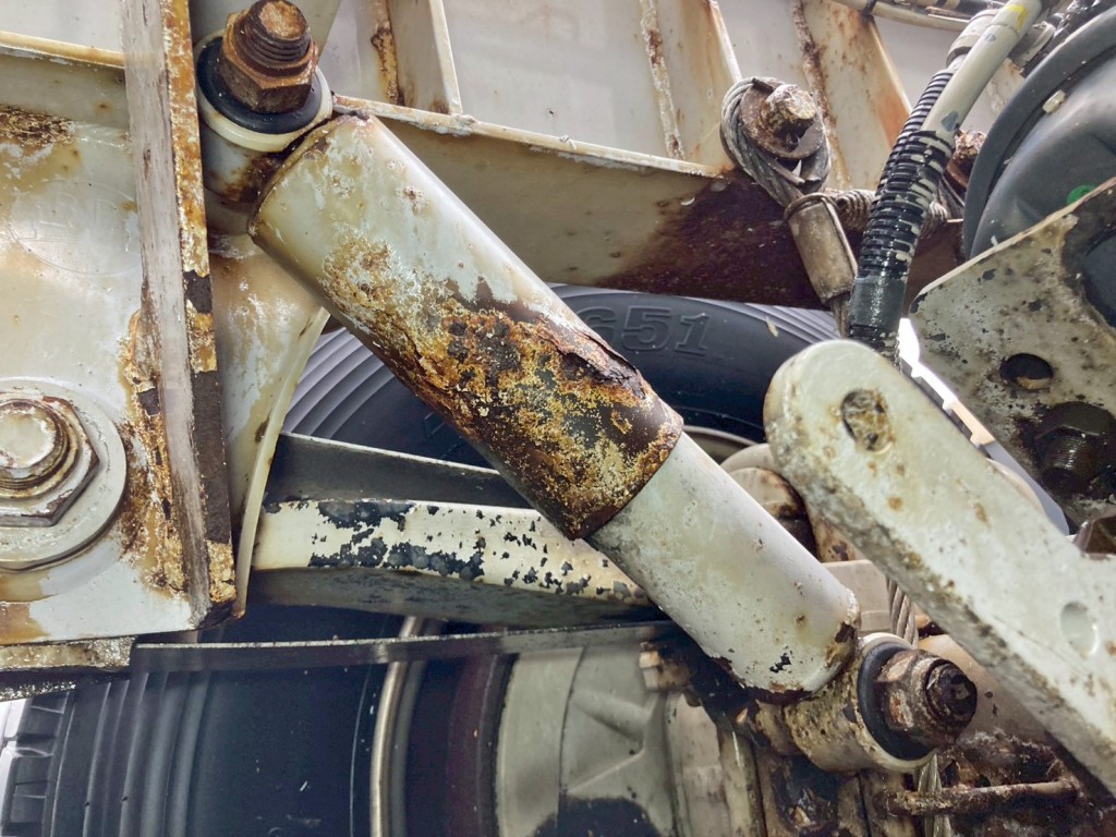 2軸目運転席側のショックアブソーバーカバーに腐食・穴あきがあります。|フルハーフ KFKGF240Nの写真18