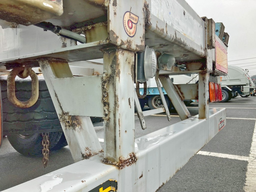 助手席側リヤバンパー取り付けステーにヘコミがあります。|フルハーフ KFKGF240Nの写真27