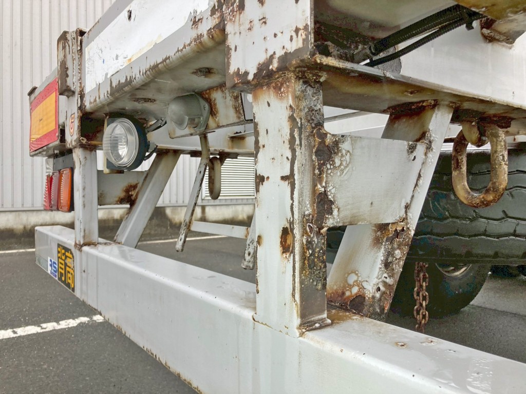 運転席側リヤバンパー取り付けステーにヘコミがあります。|フルハーフ KFKGF240Nの写真28