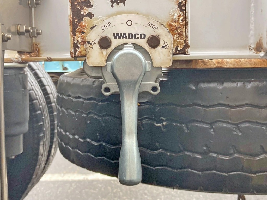 エアサスの昇降レバーです。|フルハーフ KFKGF240Nの写真31