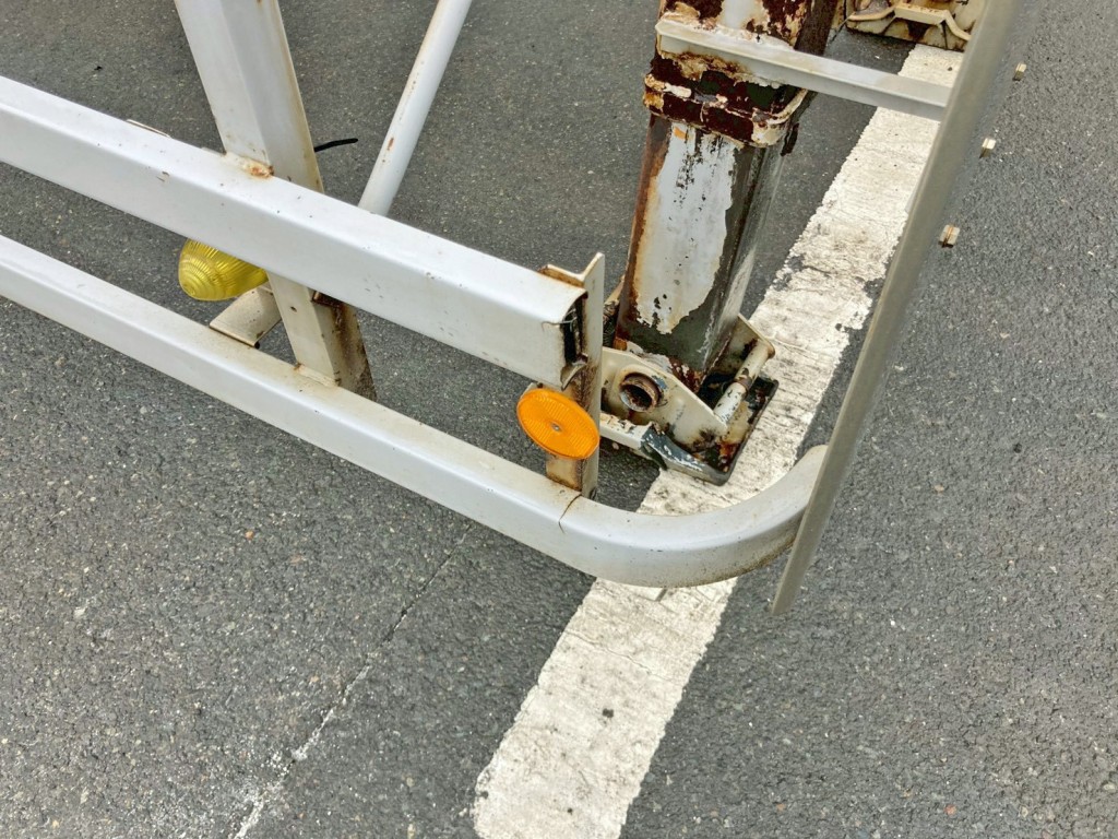 運転席側サイドバンパー前方のコーナー部分が欠損しています。|フルハーフ KFKGF240Nの写真33