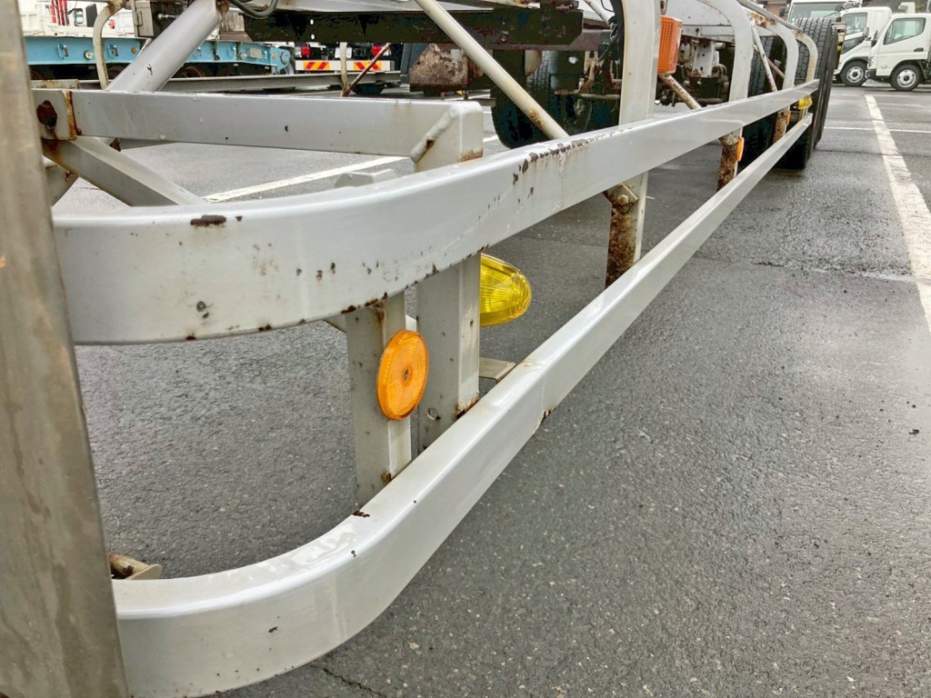 助手席側サイドバンパーに前方にサビ・少々曲がりがあります。|フルハーフ KFKGF240Nの写真34