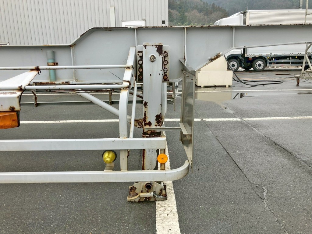 運転席側補助脚に少々曲がりがあります。|フルハーフ KFKGF240Nの写真41