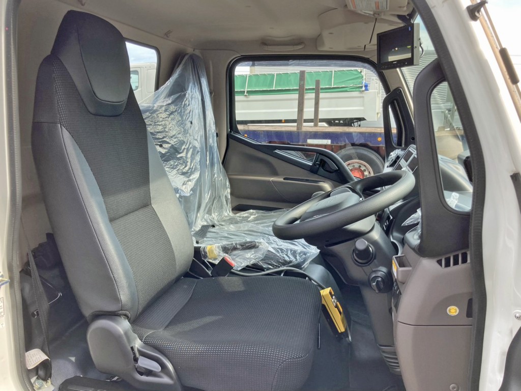 乗車定員は3名です。|三菱 キャンター 2RG-FBAV0(2WD)の写真9
