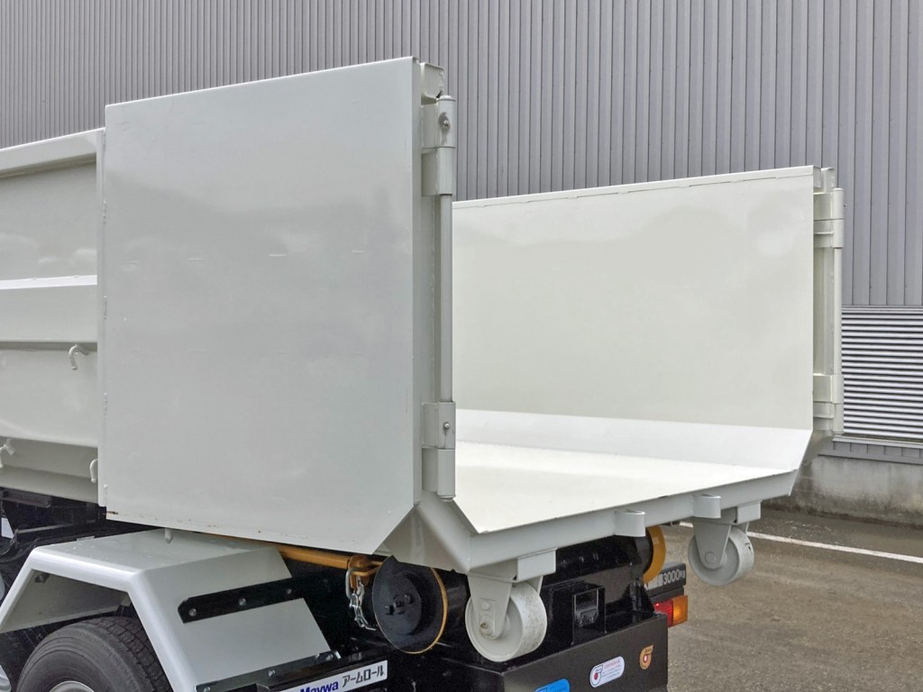 コンテナのリヤゲートは観音開き式です。(助手席側)|三菱 キャンター 2RG-FBAV0(2WD)の写真11