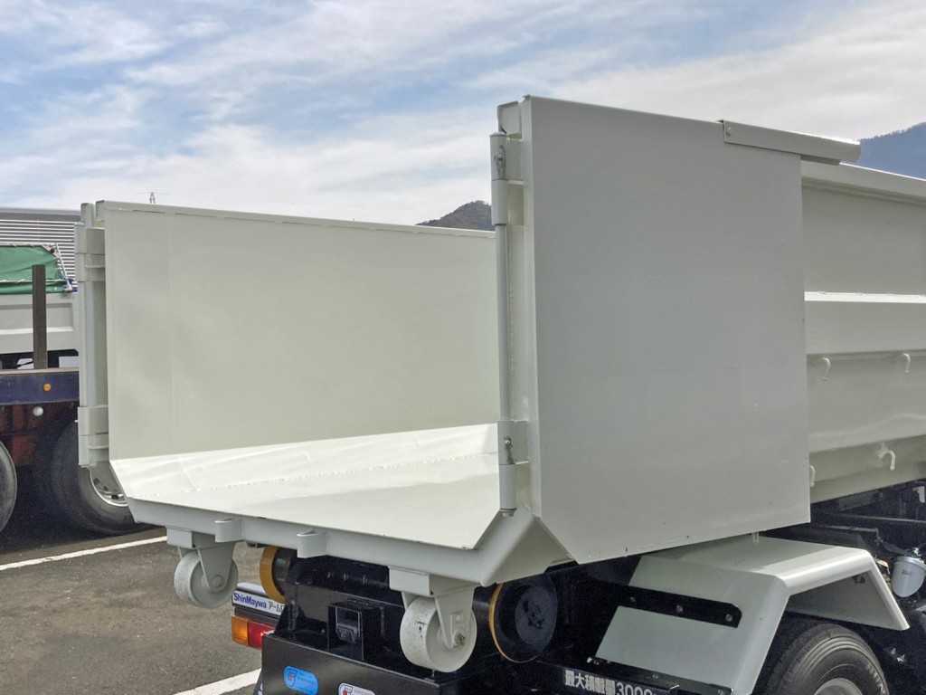 コンテナのリヤゲートは観音開き式です。(運転席側)|三菱 キャンター 2RG-FBAV0(2WD)の写真12