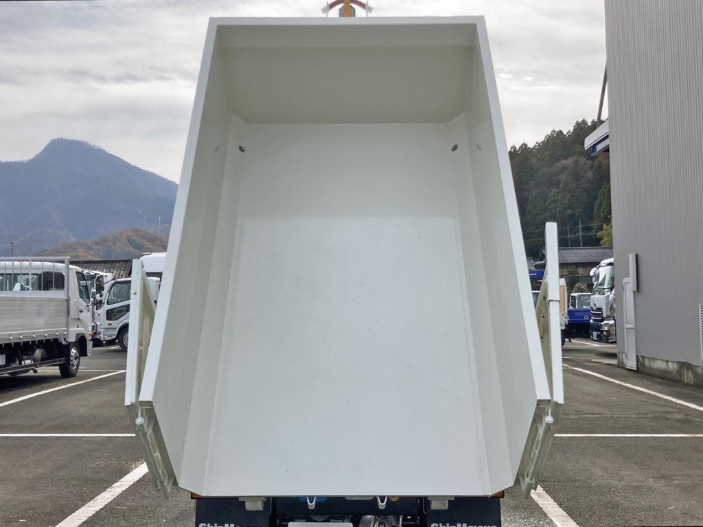 床は鉄板です。|三菱 キャンター 2RG-FBAV0(2WD)の写真13