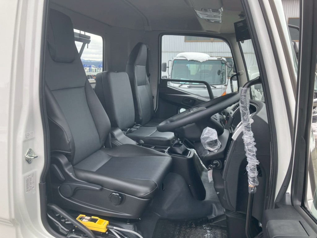 乗車定員は3名です。|三菱 ファイター 2KG-FK72F(2WD)の写真7