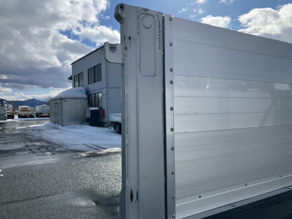 助手席側後方柱にキズがあります。|三菱 ファイター 2KG-FK62FZの写真11