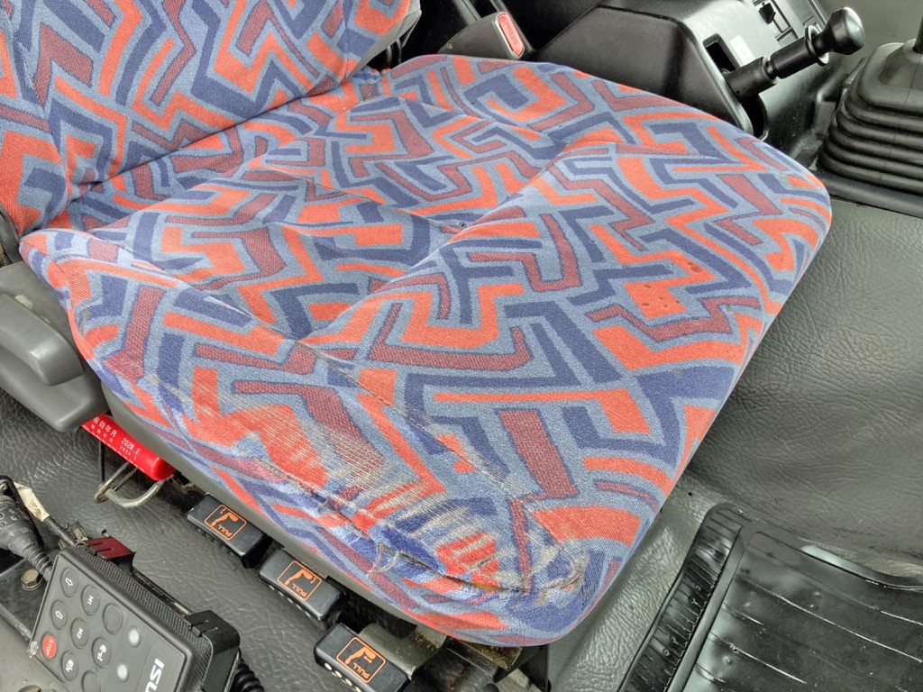 運転席座面にヘタリ・破れがあります。|いすゞ ギガ KL-CYL23Q4の写真8