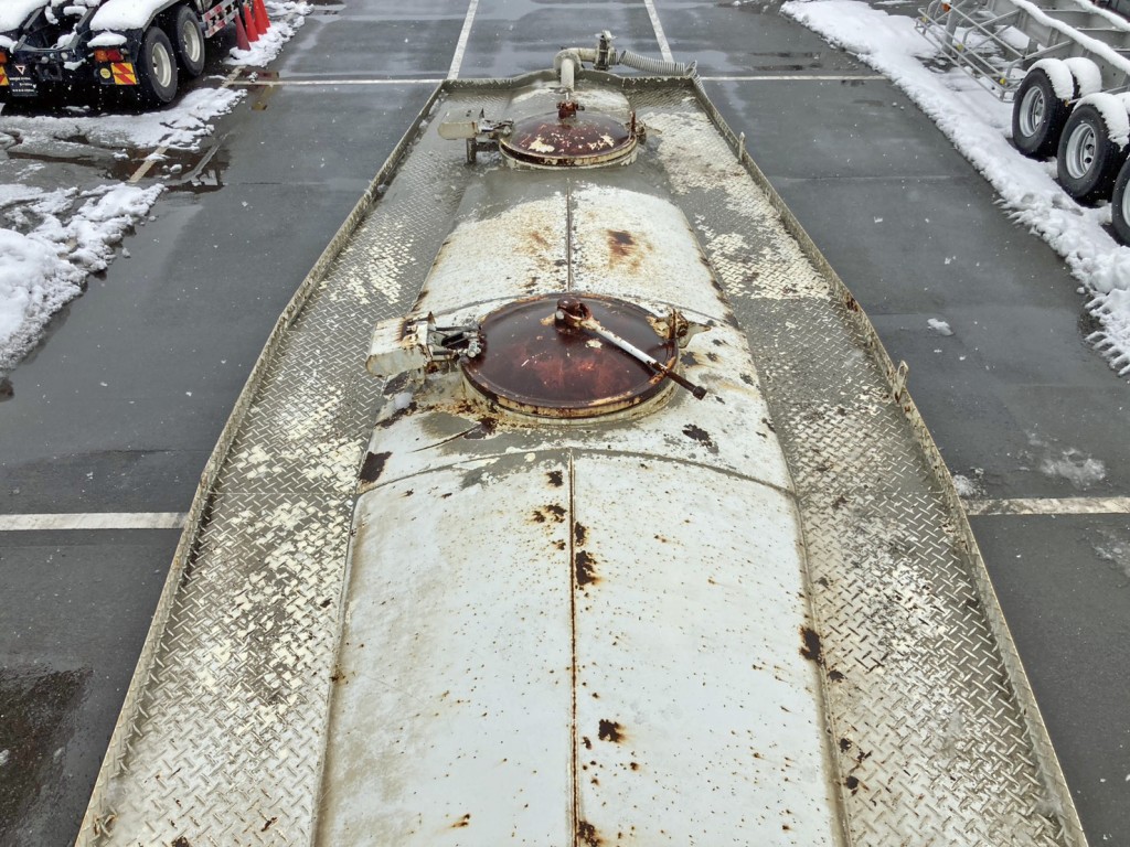 タンク上部にサビがあります。(前方から見た状態)|いすゞ ギガ KL-CYL23Q4の写真9