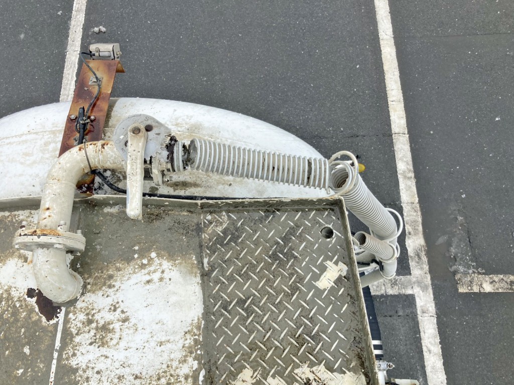 タンク上部後方の圧抜きホースに破れがあります。|いすゞ ギガ KL-CYL23Q4の写真10