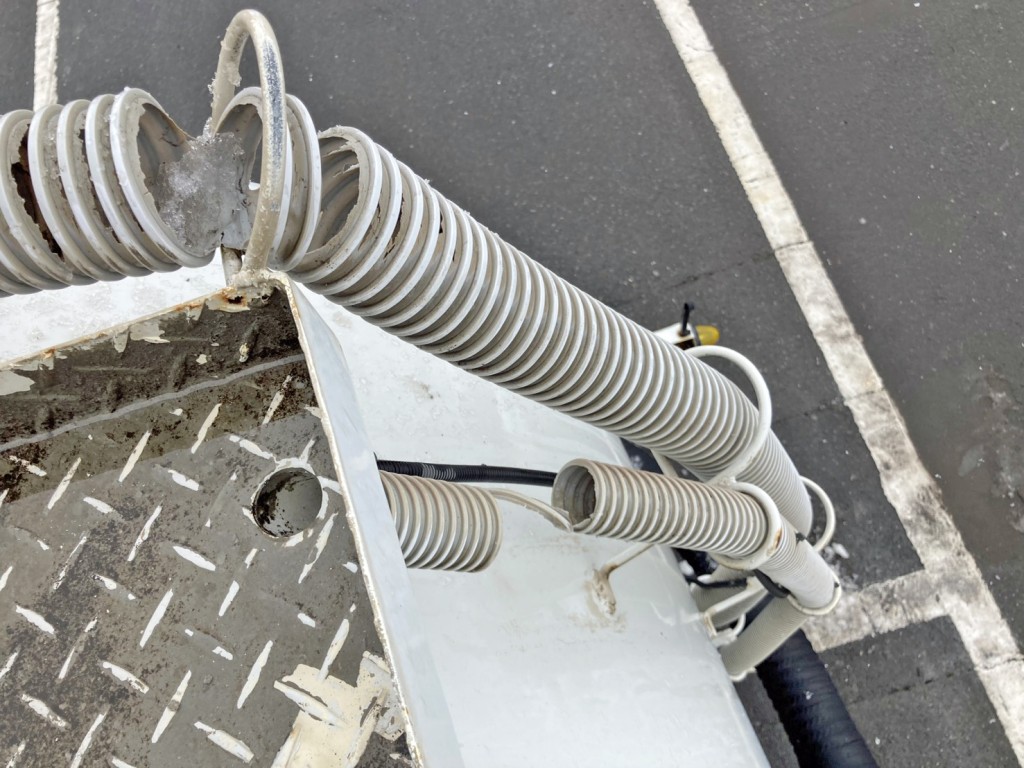 タンク助手席側後方上部の水抜きホースに破れがあります。|いすゞ ギガ KL-CYL23Q4の写真11