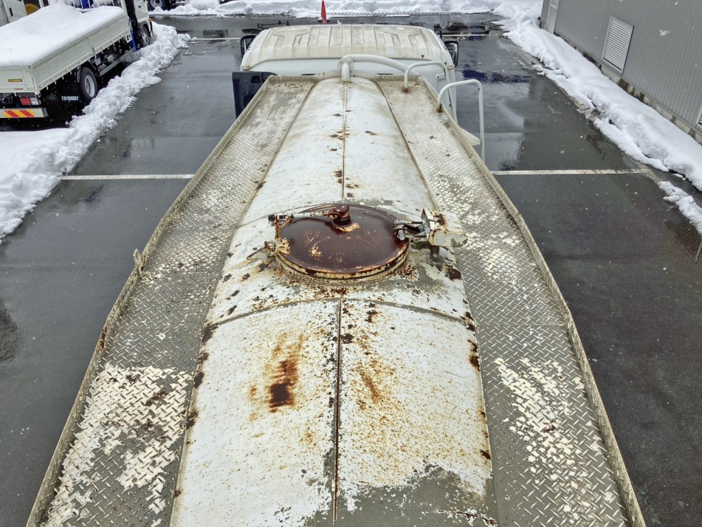 タンク上部にサビがあります。(後方から見た状態)|いすゞ ギガ KL-CYL23Q4の写真12