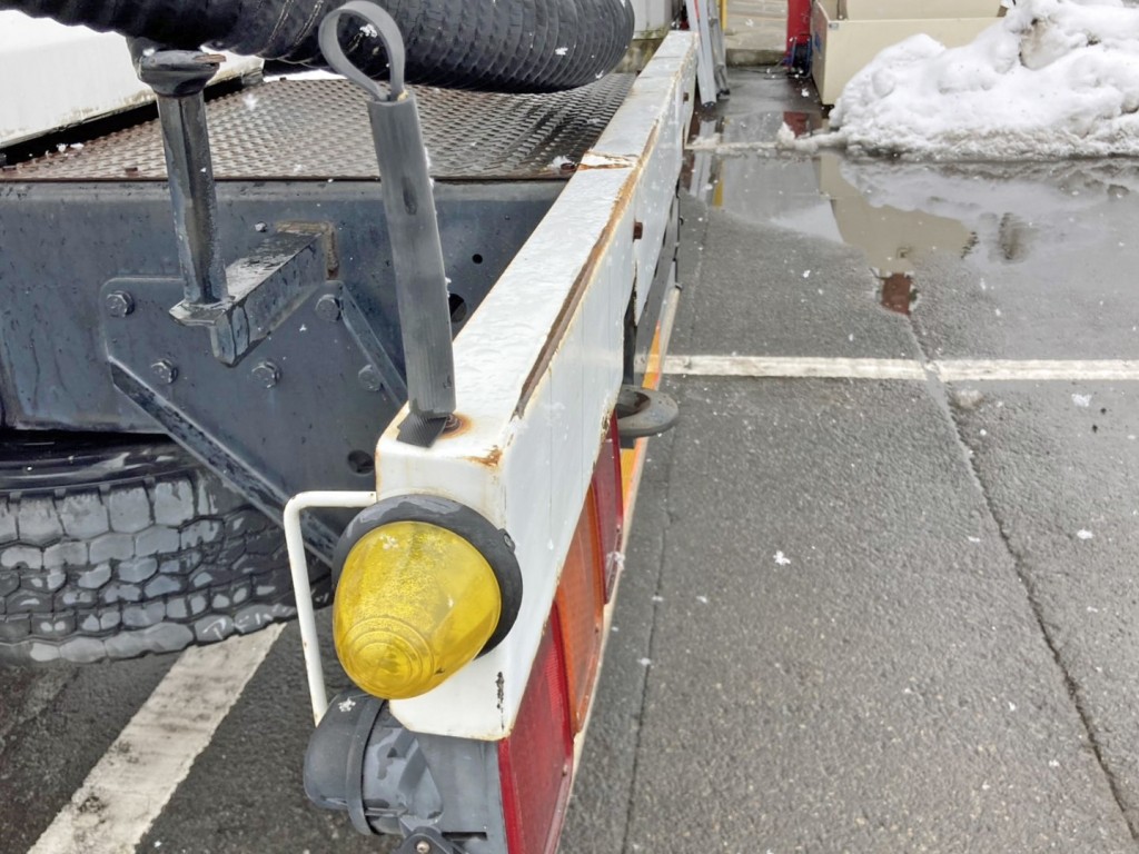 テールランプ上部ステーに少々曲がりがあります。(助手席側)|いすゞ ギガ KL-CYL23Q4の写真16