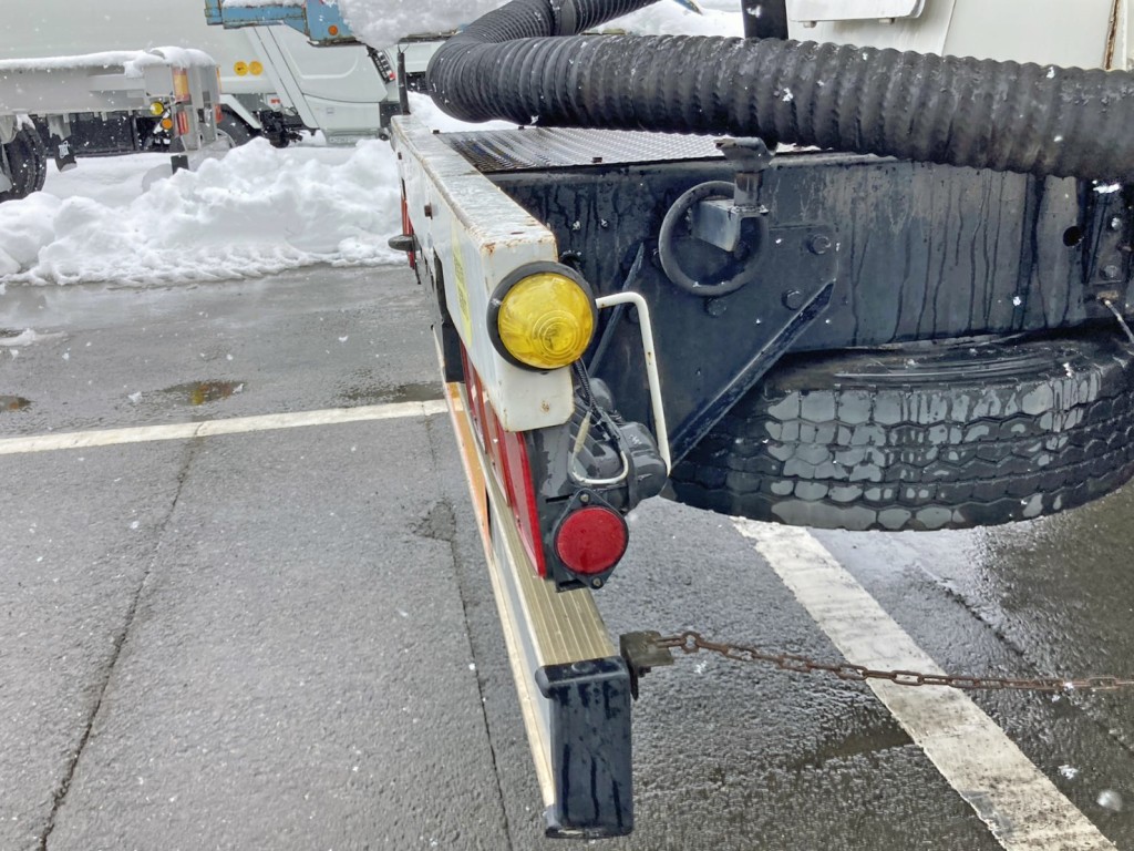 テールランプ上部ステーに少々曲がりがあります。(運転席側)|いすゞ ギガ KL-CYL23Q4の写真17