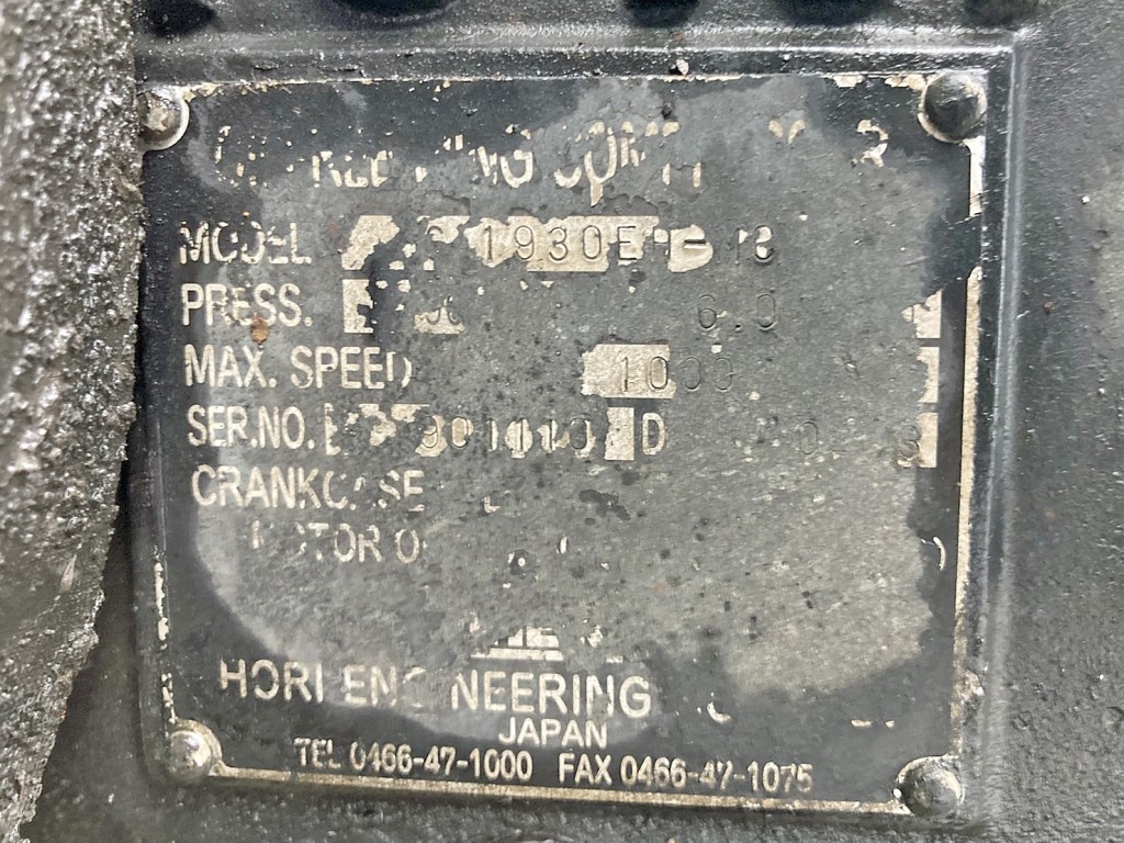 コンプレッサーのプレートです。|いすゞ ギガ KL-CYL23Q4の写真24