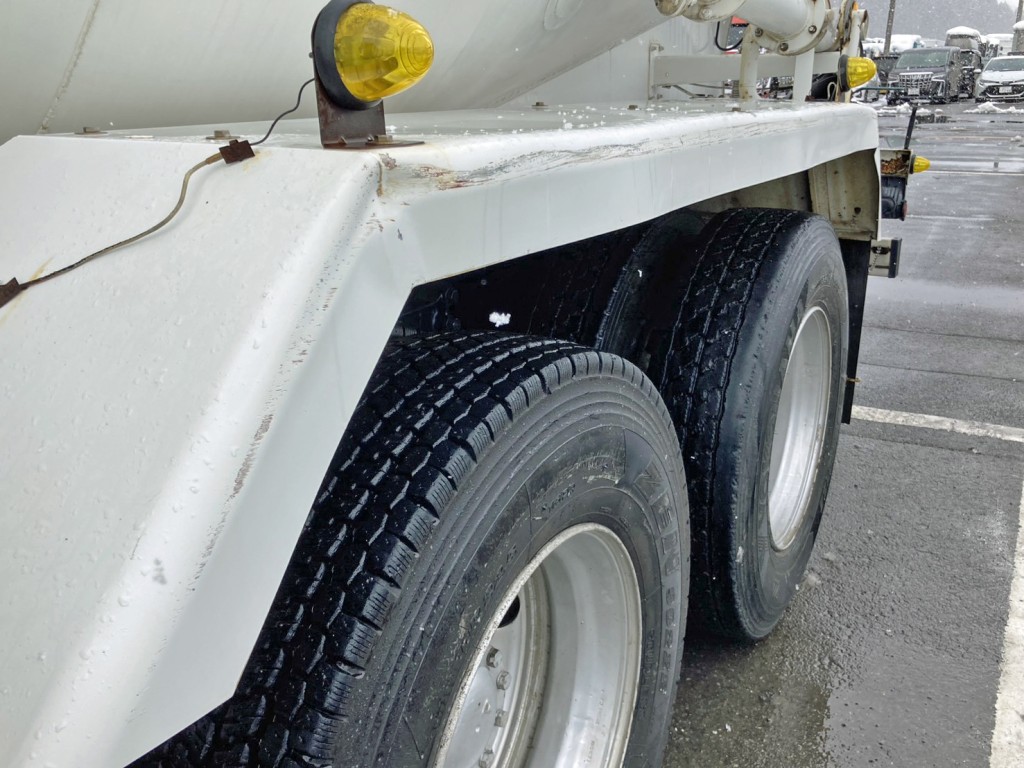 助手席側リヤフェンダーに引きキズ・歪みがあります。|いすゞ ギガ KL-CYL23Q4の写真25