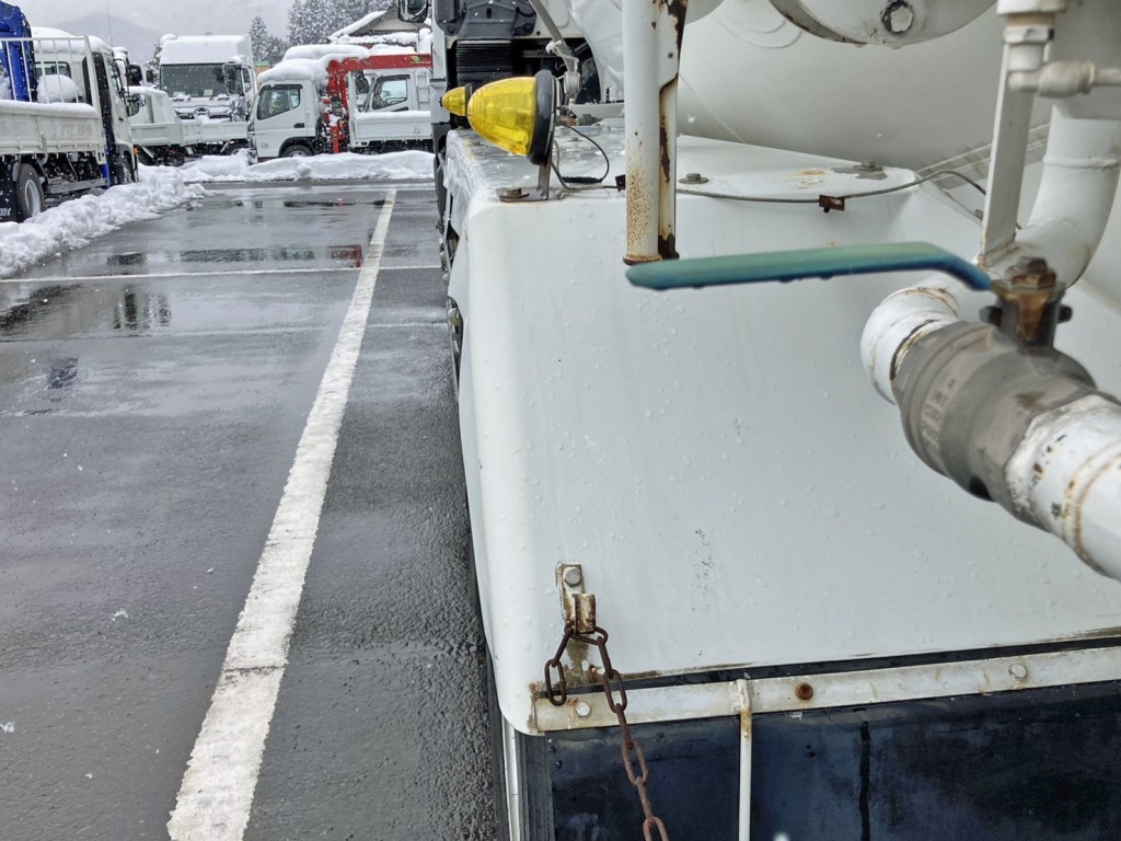 助手席側リヤフェンダー歪みの為、全幅オーバーしています。|いすゞ ギガ KL-CYL23Q4の写真26