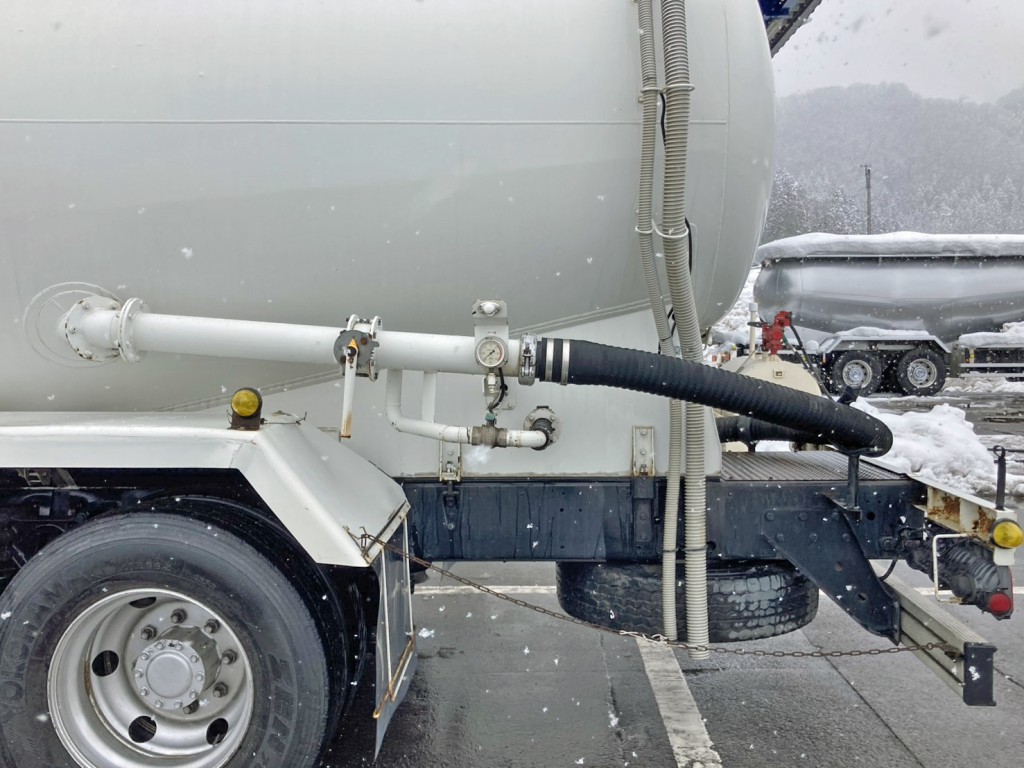 助手席側後方の配管周りの状態です。|いすゞ ギガ KL-CYL23Q4の写真27