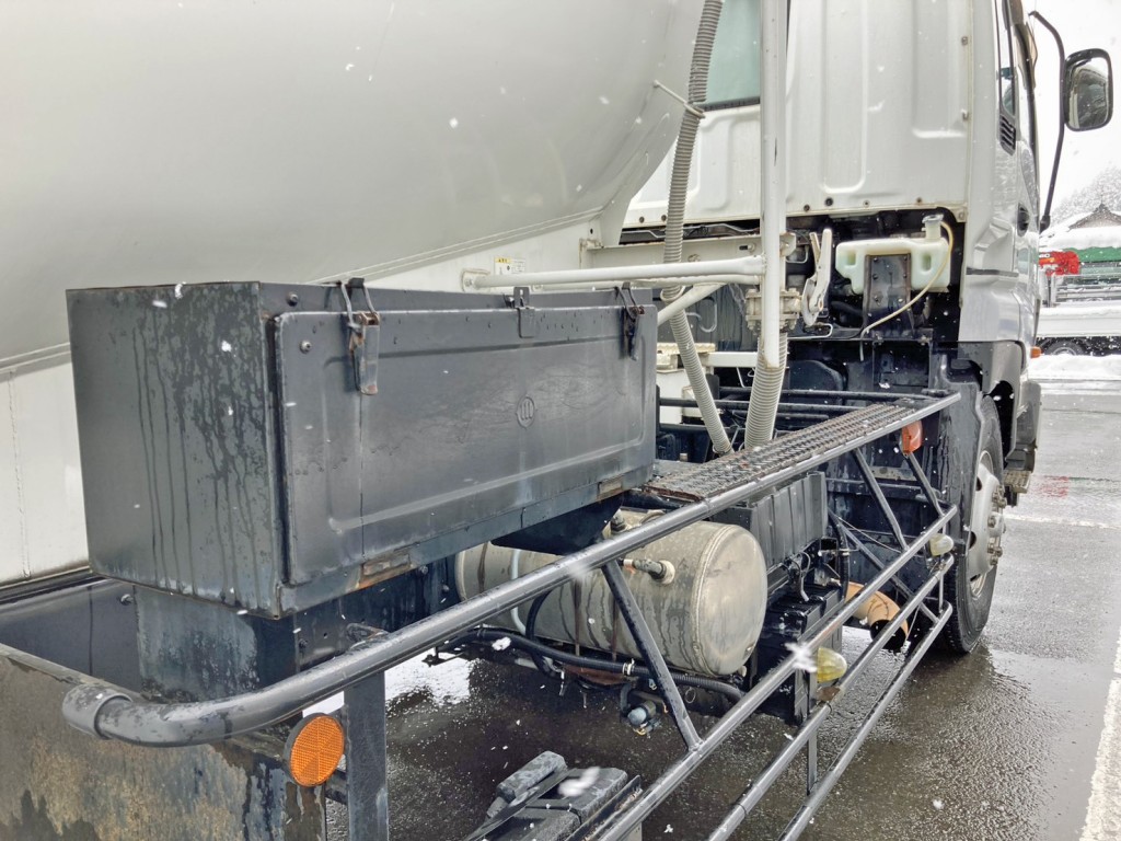 運転席側に工具箱が付いています。|いすゞ ギガ KL-CYL23Q4の写真30