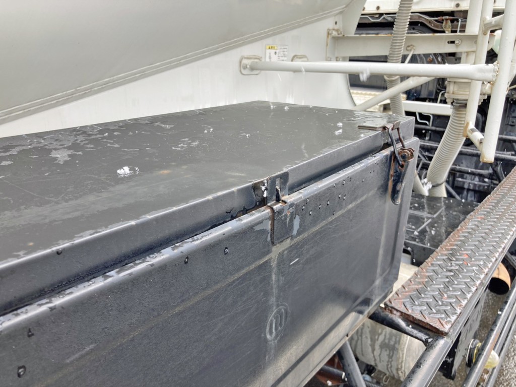 工具箱上部に少々ヘコミがあります。|いすゞ ギガ KL-CYL23Q4の写真31