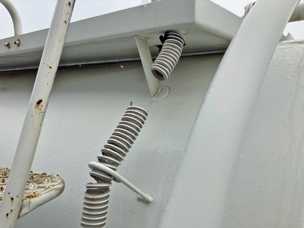 タンク運転席側前方上部の水抜きホースに破れがあります。|いすゞ ギガ KL-CYL23Q4の写真32