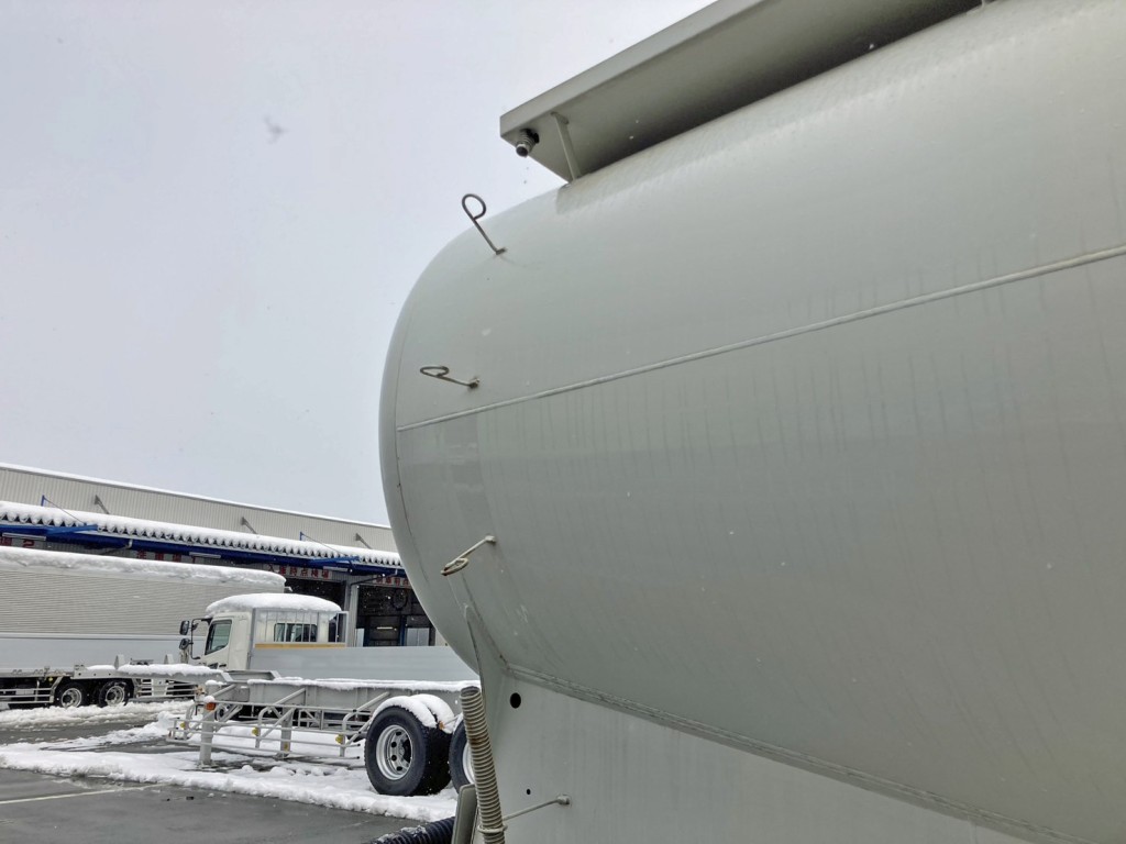 タンク運転席側後方上部の水抜きホースが欠損しています。|いすゞ ギガ KL-CYL23Q4の写真34