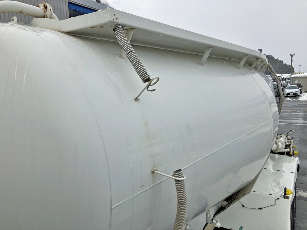 タンク助手席側前方上部の水抜きホースが欠損しています。|いすゞ ギガ KL-CYL23Q4の写真35