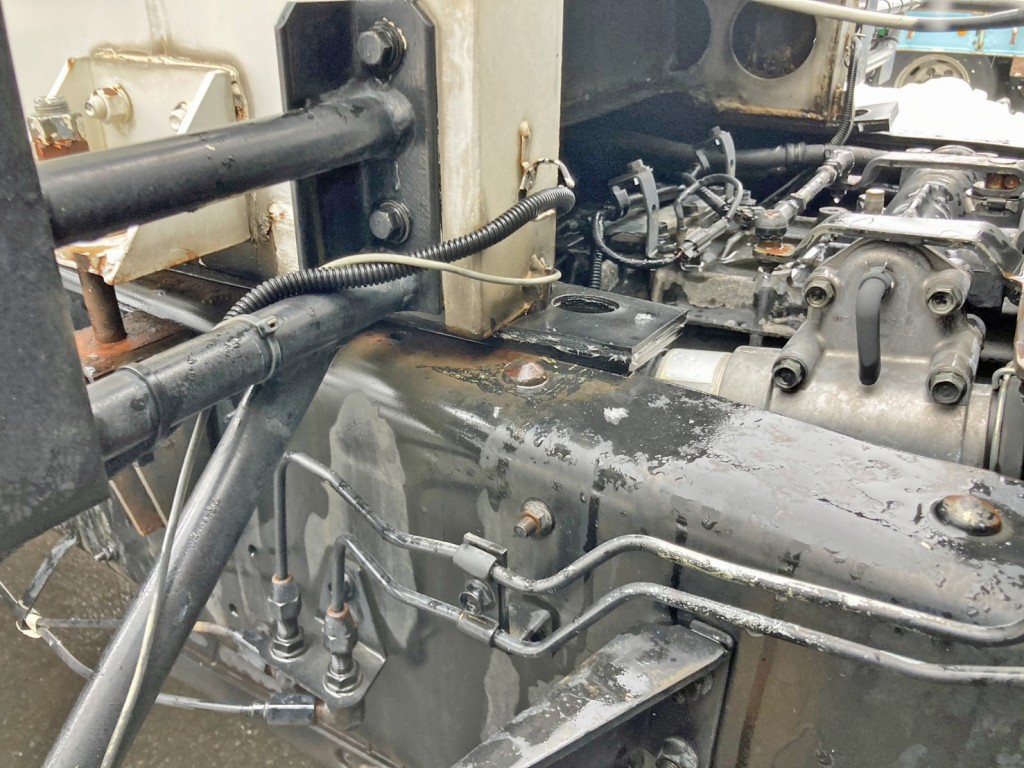 タンク前方運転席側のゴム板にズレがあります。|いすゞ ギガ KL-CYL23Q4の写真36