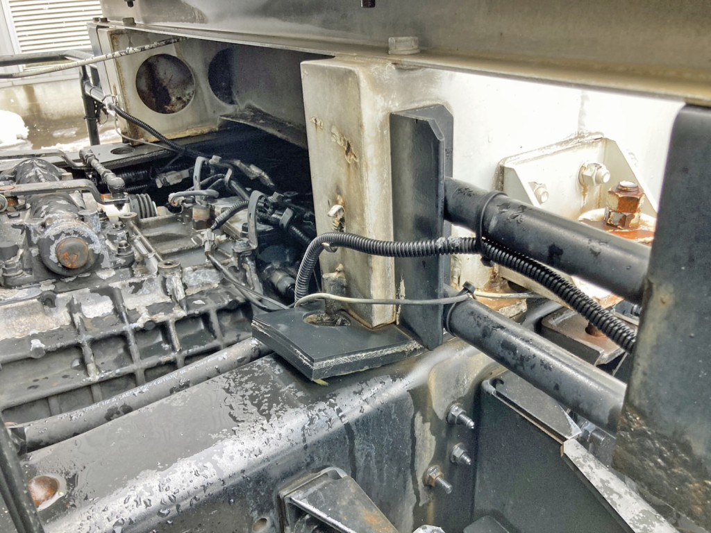 タンク前方助手席側のゴム板に少々ズレがあります。|いすゞ ギガ KL-CYL23Q4の写真37