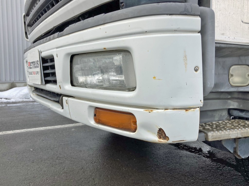 フロントバンパー助手席側にキズ・サビ・ヘコミがあります。|いすゞ ギガ KL-CYL23Q4の写真38