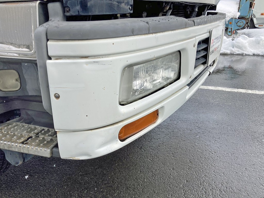 フロントバンパー運転席側にキズ・ヘコミがあります。|いすゞ ギガ KL-CYL23Q4の写真39