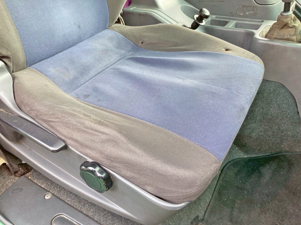 運転席座面にヘタリ・穴あきがあります。|三菱 ファイター QKG-FK62FZの写真8