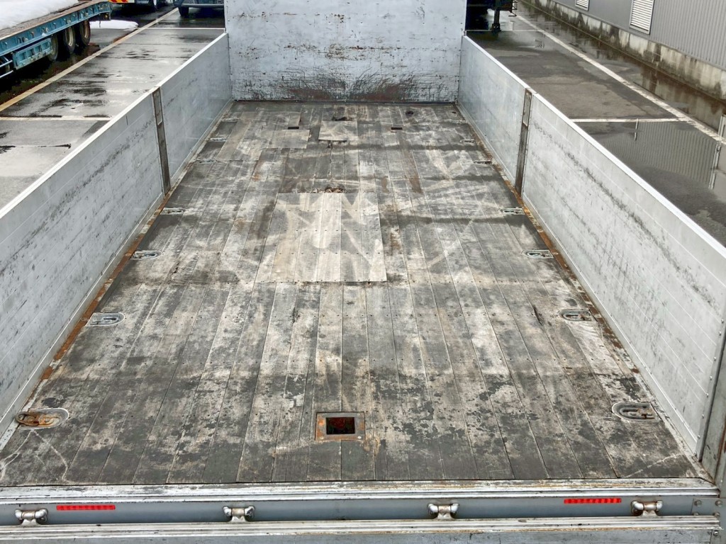 床板の所々に補修跡・割れがあります。|三菱 ファイター QKG-FK62FZの写真10