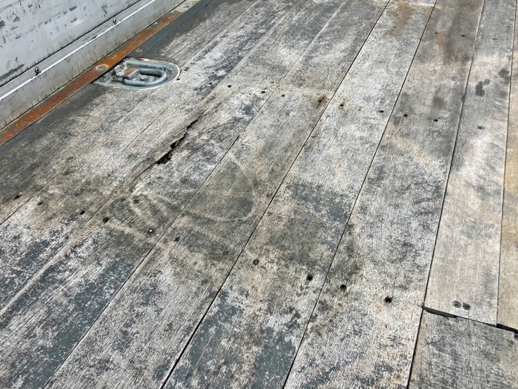 床板後方助手席側に割れがあります。|三菱 ファイター QKG-FK62FZの写真11