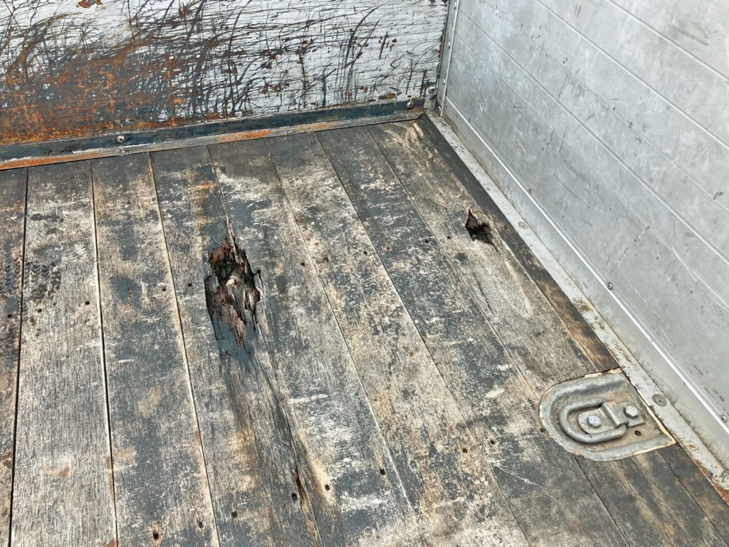 床板前方運転席側に割れがあります。|三菱 ファイター QKG-FK62FZの写真14