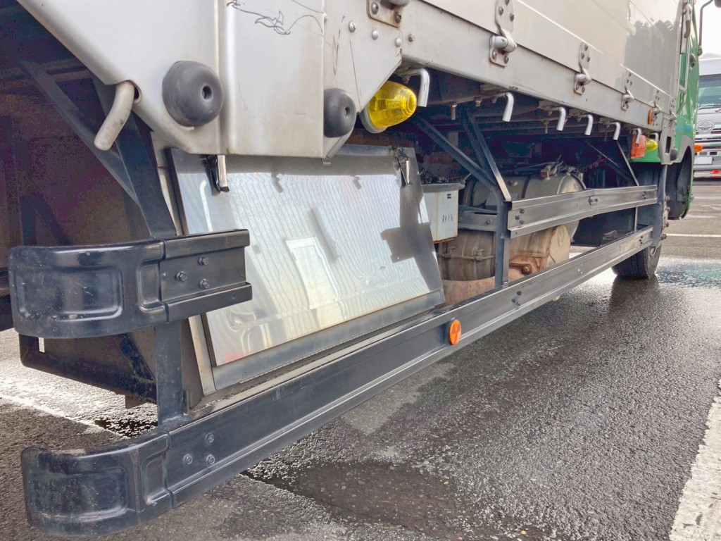 ボディー運転席側中央部にステンレス製の工具箱が付いています。|三菱 ファイター QKG-FK62FZの写真20