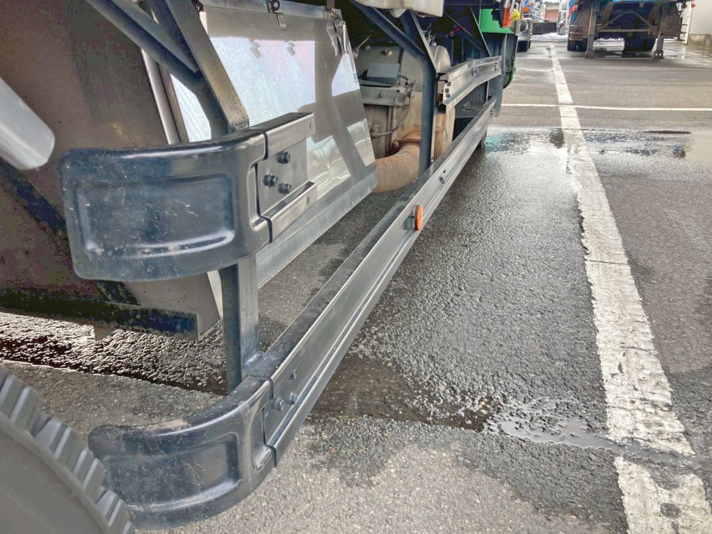 運転席側サイドバンパーに曲がりがあります。|三菱 ファイター QKG-FK62FZの写真21