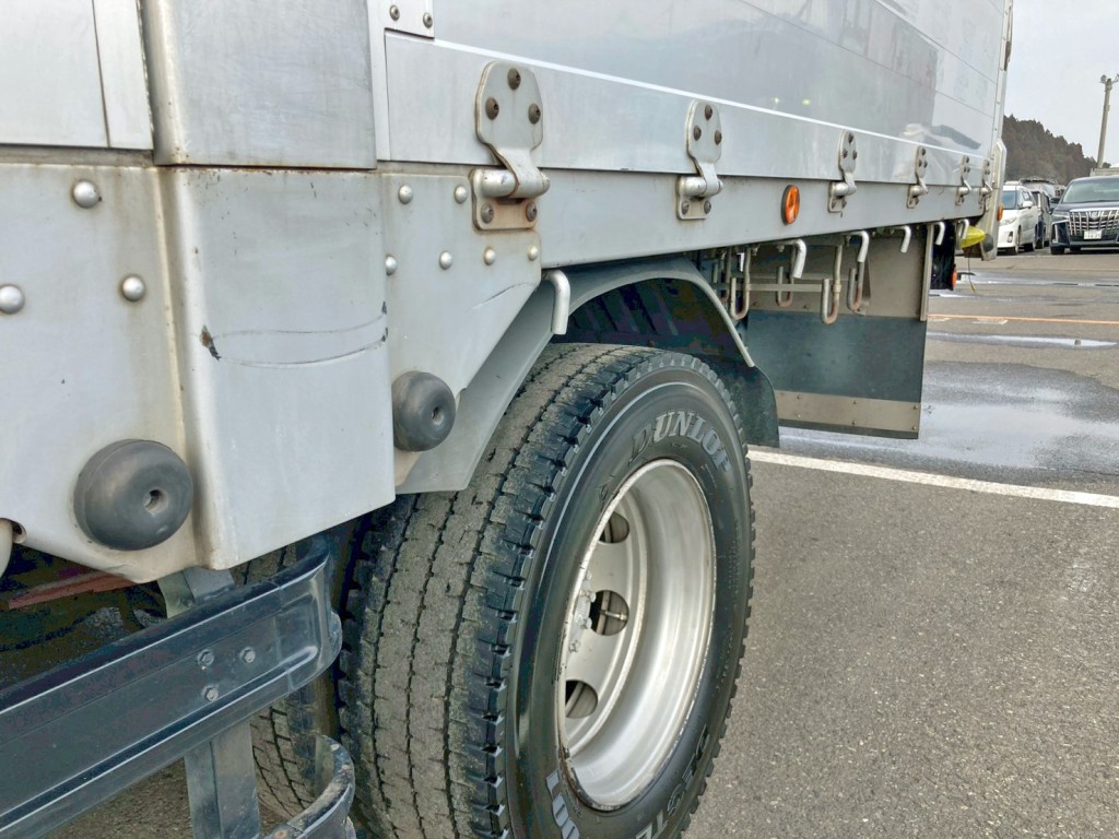 助手席側サイドレール中央部に引きキズがあります。|三菱 ファイター QKG-FK62FZの写真22