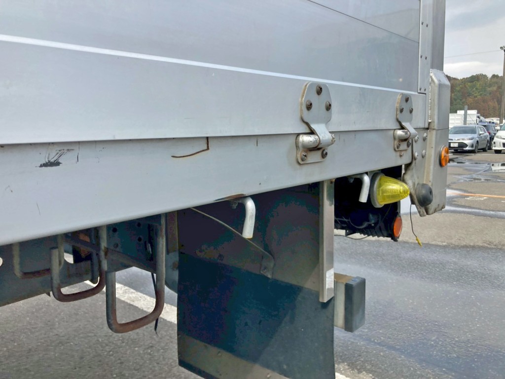 助手席側サイドレール後方に引きキズ・サビがあります。|三菱 ファイター QKG-FK62FZの写真24