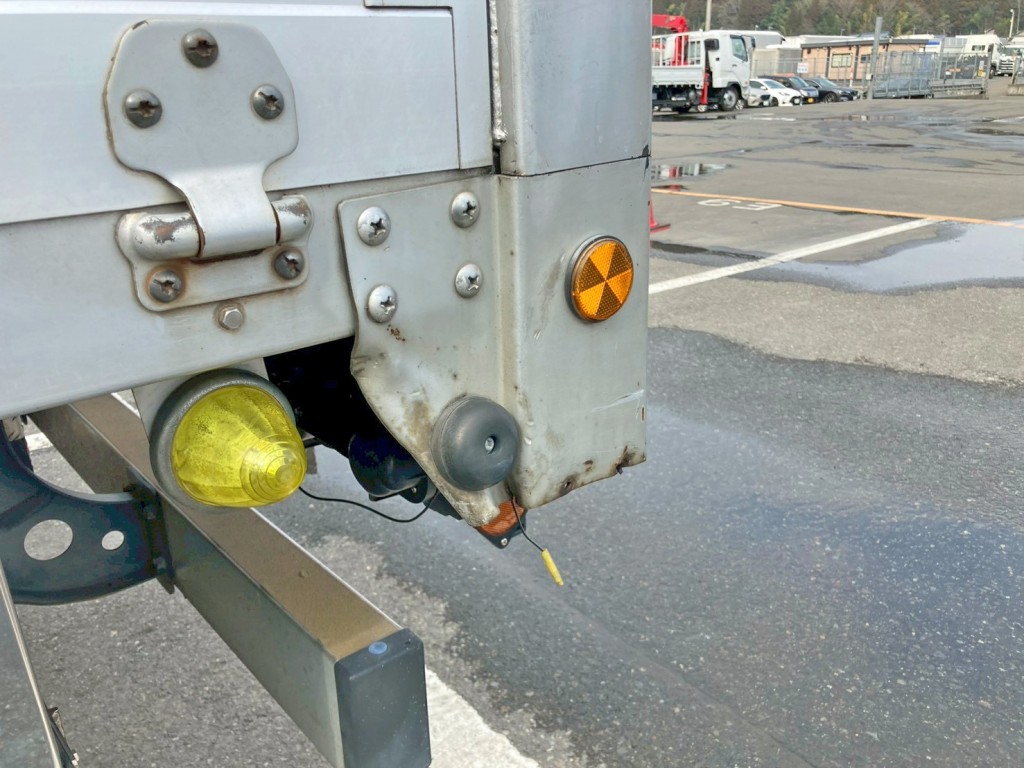 助手席側サイドレール後方の当たりゴム部に曲がりがあります。|三菱 ファイター QKG-FK62FZの写真25