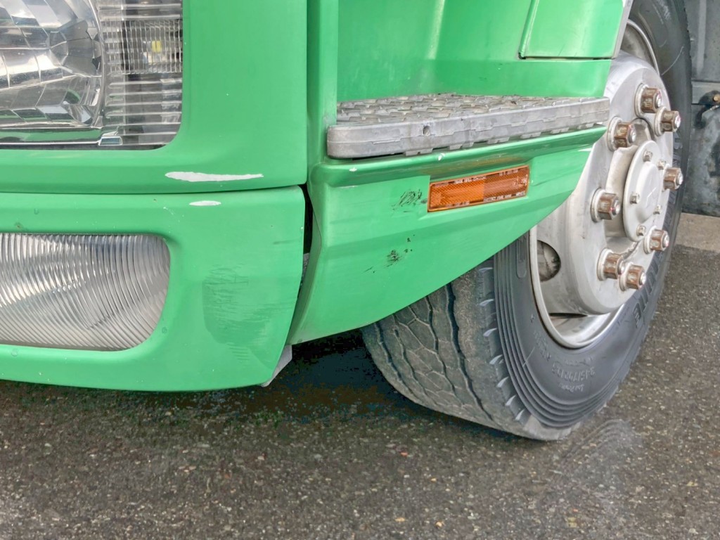 フロントバンパー助手席側 及び 周辺にキズがあります。|三菱 ファイター QKG-FK62FZの写真29