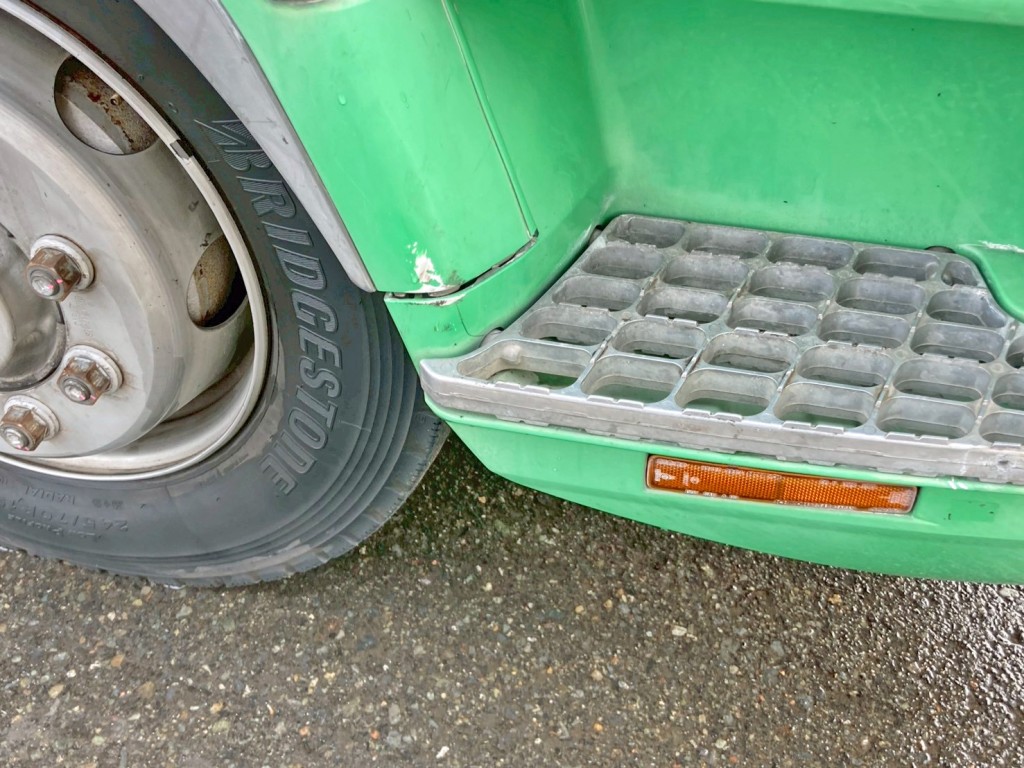 運転席側フロントフェンダー先端が外れています。|三菱 ファイター QKG-FK62FZの写真34