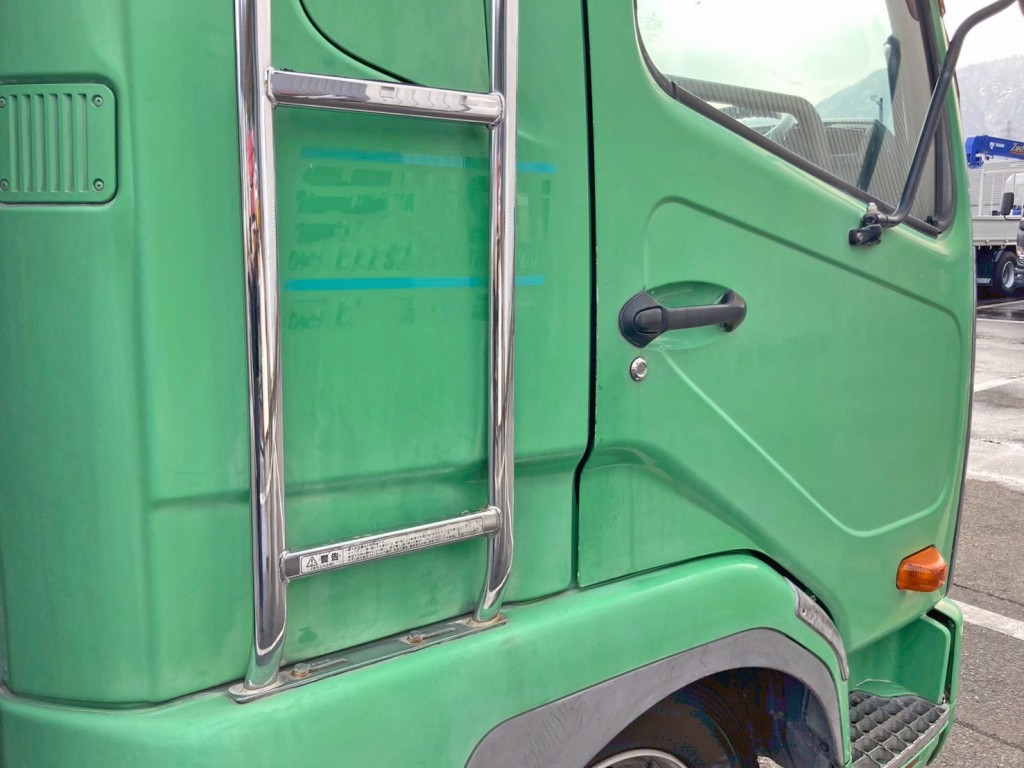 運転席側クォーターパネルにシールはがし跡があります。|三菱 ファイター QKG-FK62FZの写真35