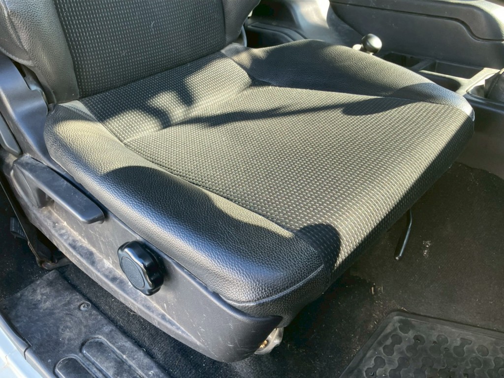 運転席シートにヘタリがあります。|三菱 ファイター 2KG-FK62FYの写真8