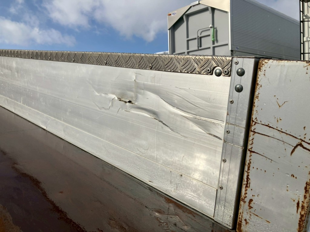 運転席側アオリ内側にキズ・ヘコミ・穴があります。|三菱 ファイター 2KG-FK62FYの写真12