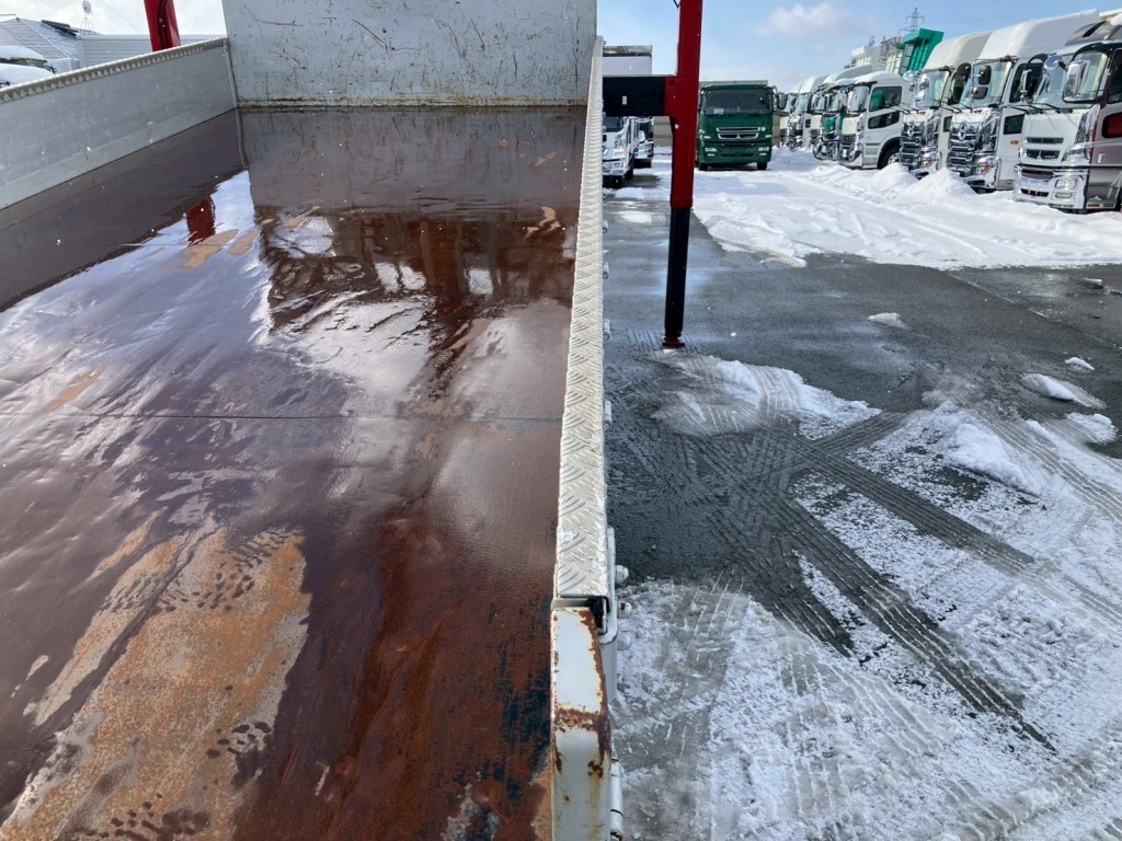 運転席側アオリに曲がりがあります。|三菱 ファイター 2KG-FK62FYの写真14